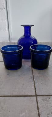 Decoratie  kobaltblauwe glazen vaas en twee potjes