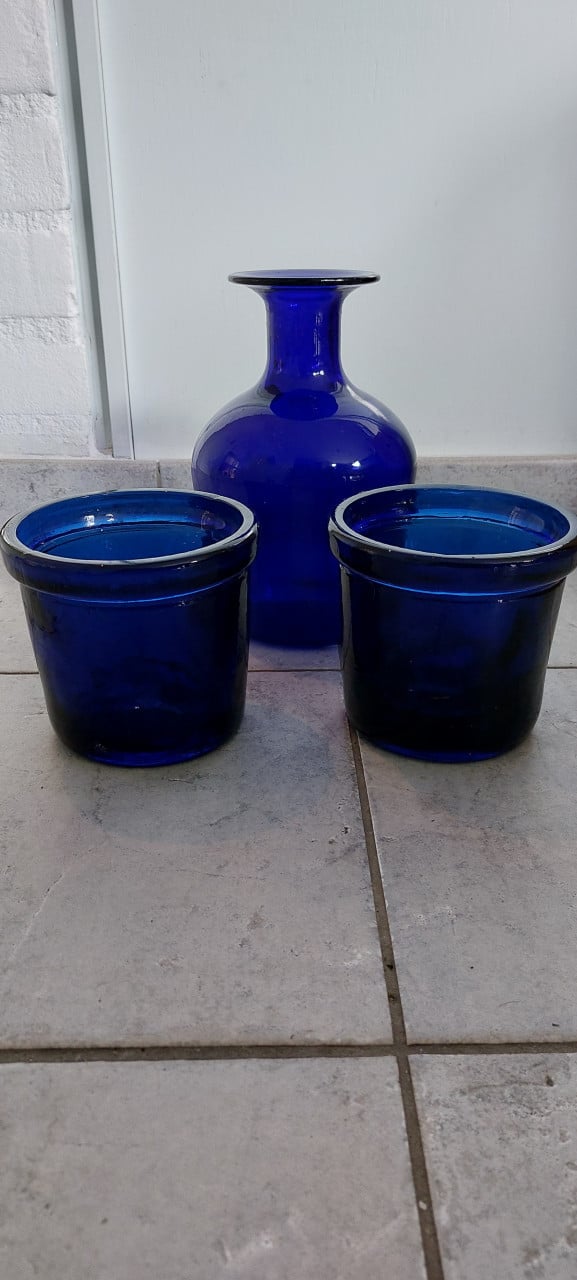 Decoratie  kobaltblauwe glazen vaas en twee potjes