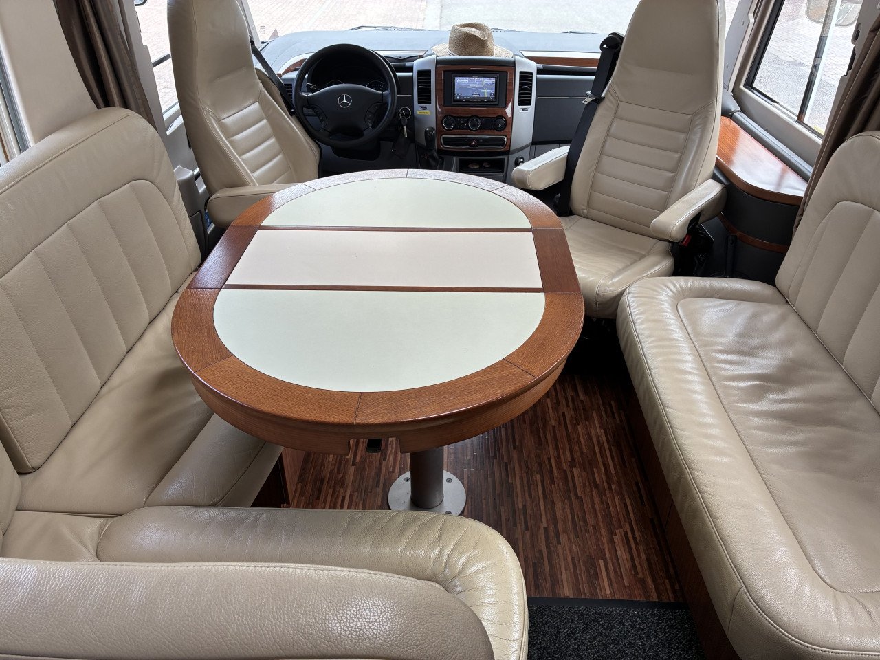 Hymer S840 Mercedes Automaat 58.000 km. Levelsysteem Queensbed + Hefbed