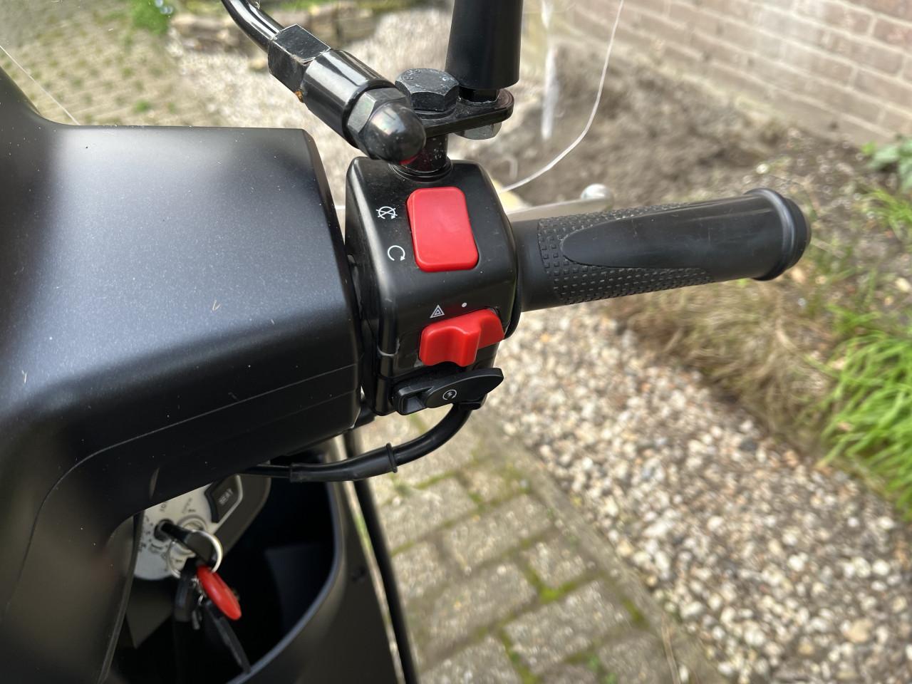 Scooter Kymco 4 takt (geel kenteken) Bijna nieuw. Veel opties.