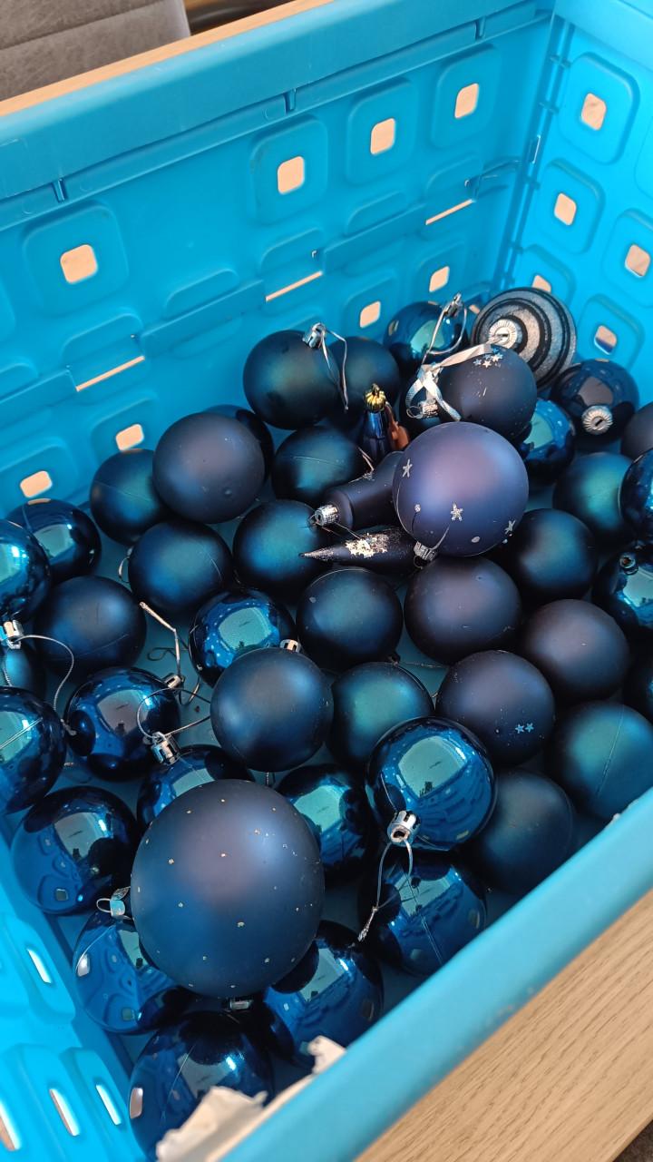 Rode blauwe zilveren  of gouden kerstballen