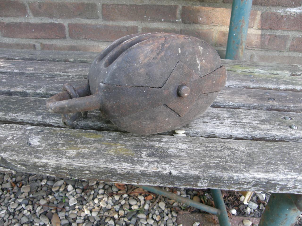 Scheepsblok met gesmeed buitenbeslag