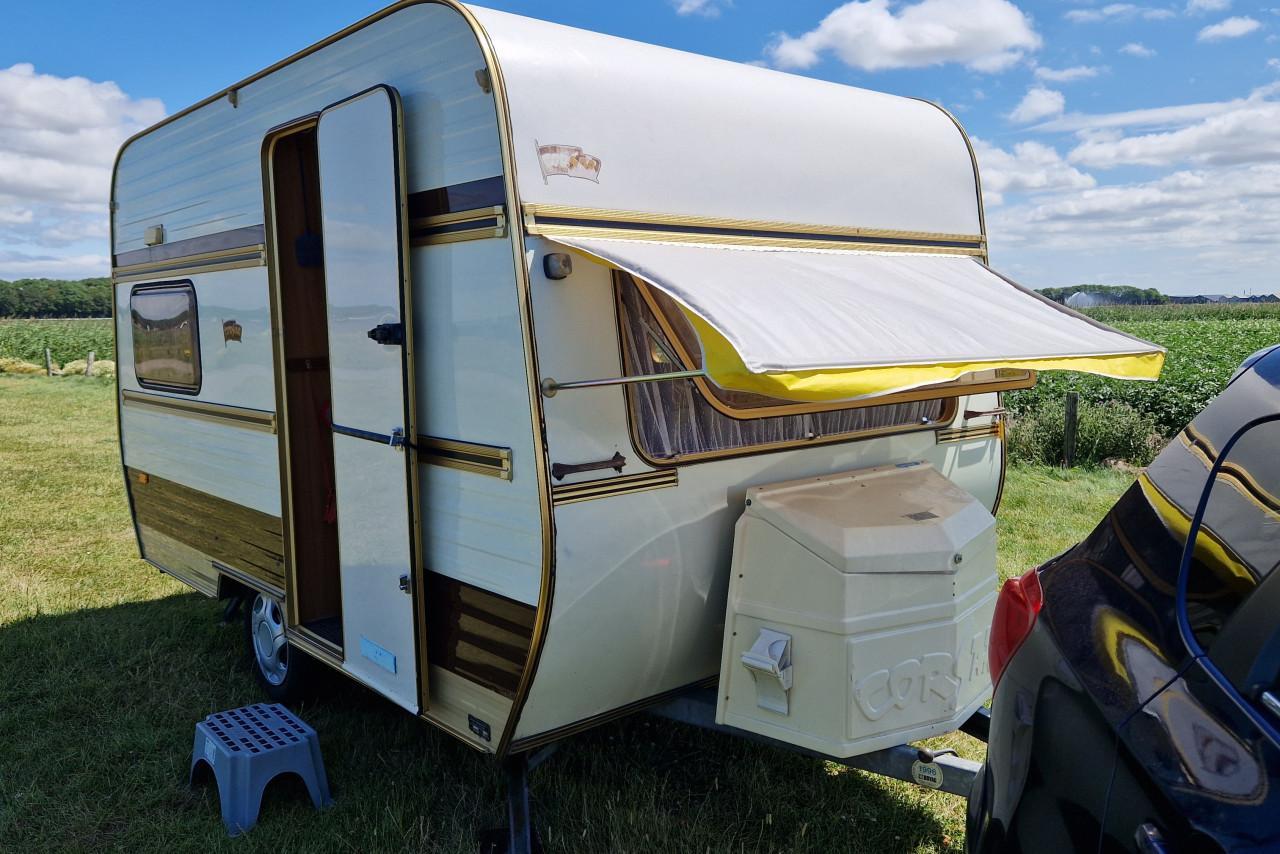 Caravan (met voortent en 2 luifels)
