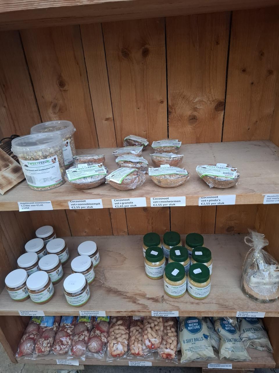 Ruime keuze uit allerlei wintervoer voor de buitenvogels