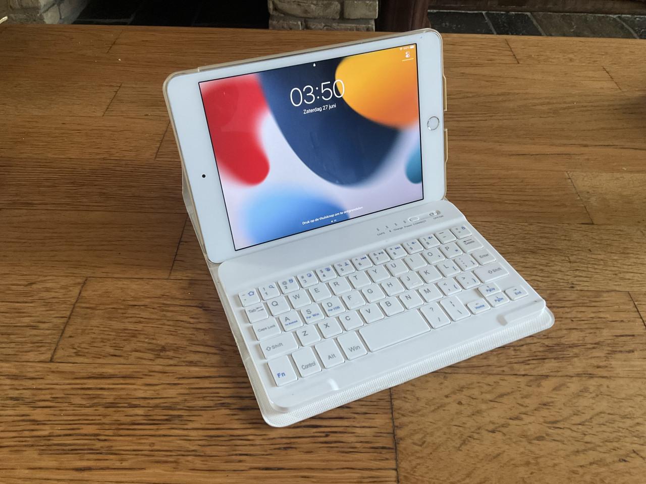 Apple iPad Mini 4 128 GB – wit – met hoezen en toetsenbord