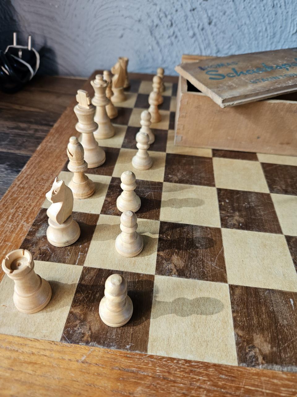 Vintage  Schaakspel homas staunton met houten bord