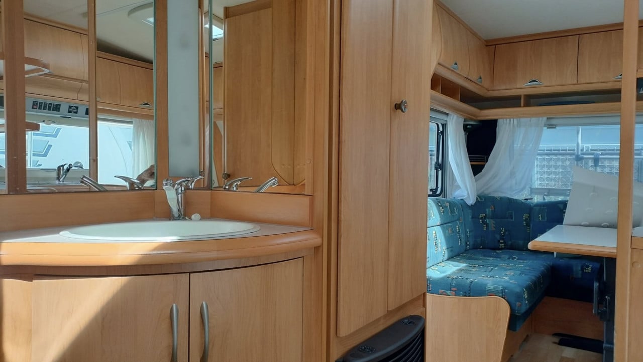 Hobby 460 (2003) met mover en voortent