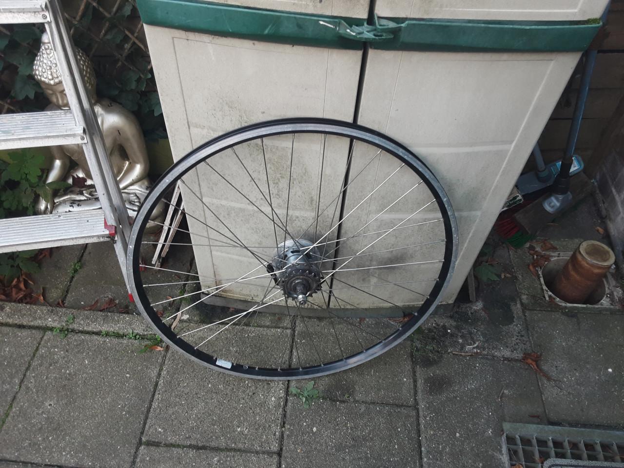 28 inch shimano nexus achterwiel, 3 speed,rollerbrake rem