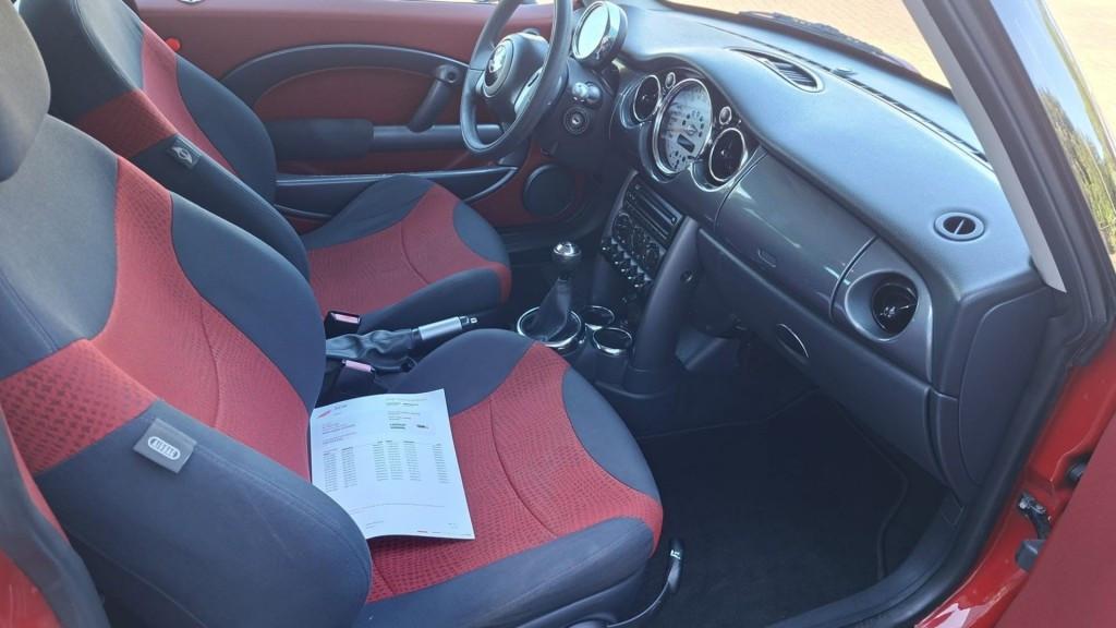 Mini 1.6 Cooper Pepper Sportief bj:2004 airco lm-velgen
