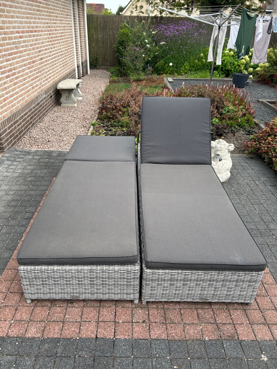 2 ligbedden met bijbehorende kussens