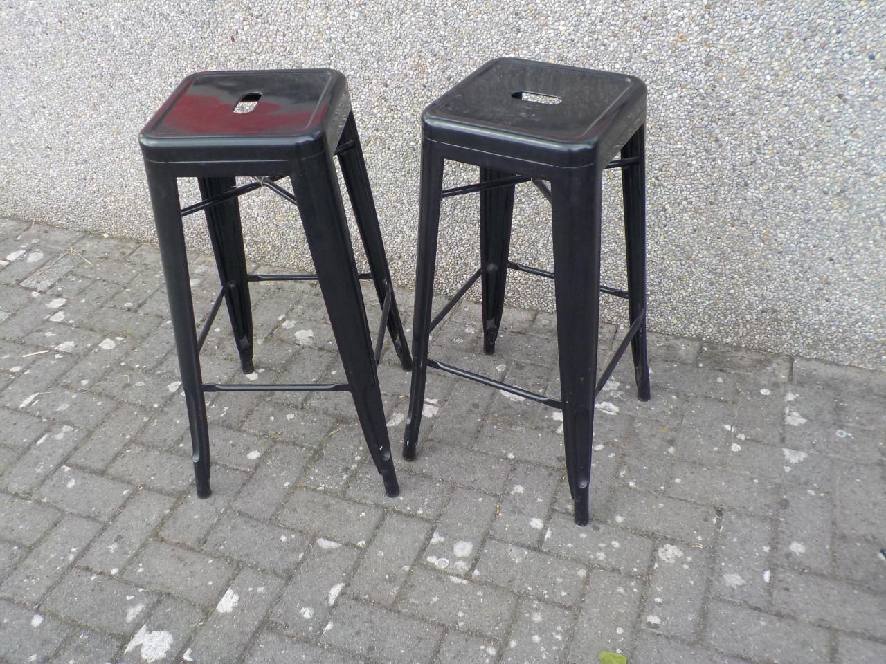 2 eenvoudige melalen barkrukken die stappelbaar zijn setprijs 35 euro