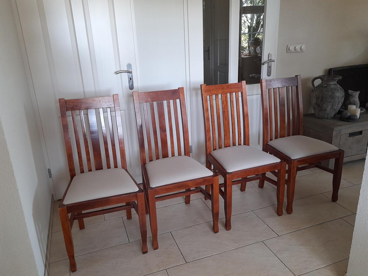 4 Mooie stevige stoelen (in goede nette staat)