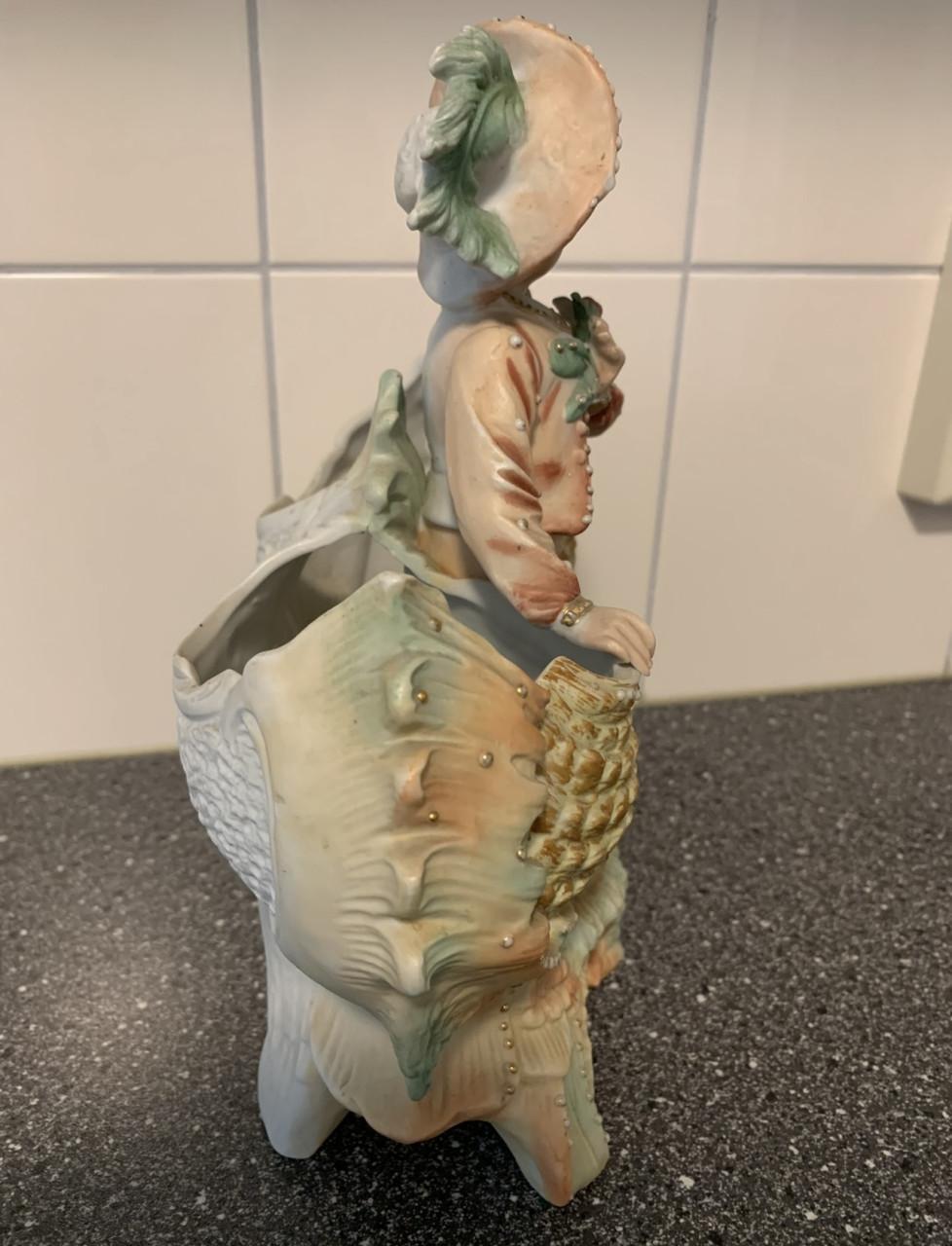 PLANTENBAKJE MET VICTORIAANSE JONGEN, GEMERKT