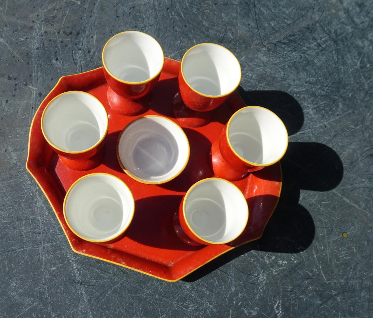 Vintage set rode eierdopjes op plateau