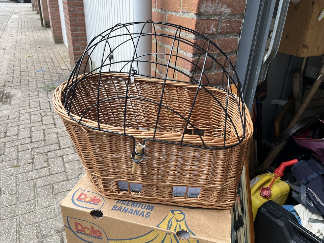 Hondenfietsmand met korf