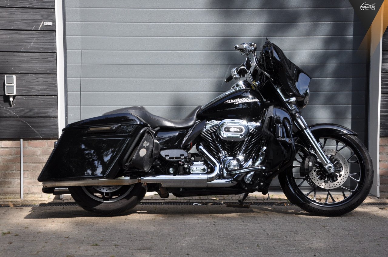 Harley-Davidson FLHXS Street Glide Special 103