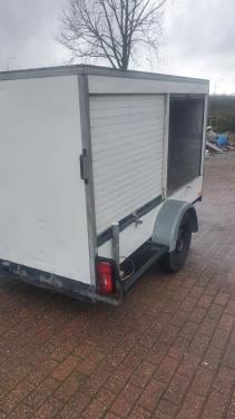 TE KOOP DICHTE AANHANGER