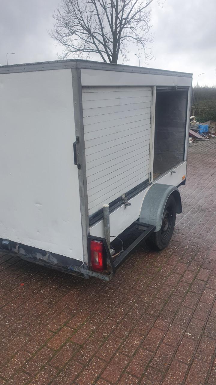 TE KOOP DICHTE AANHANGER