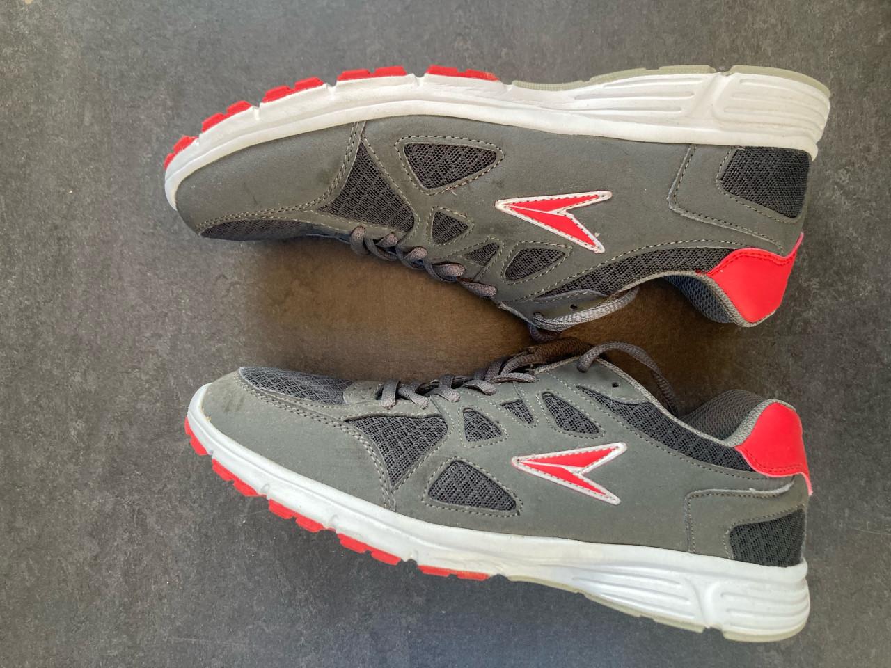 Sportschoenen man maat 43