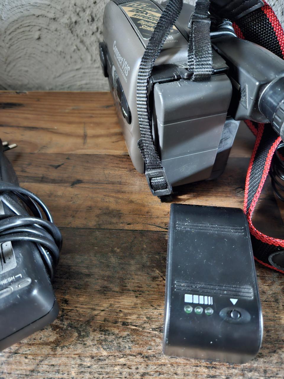 JVC Compact VHS c Videocamera GR-AX660EG met accessoires