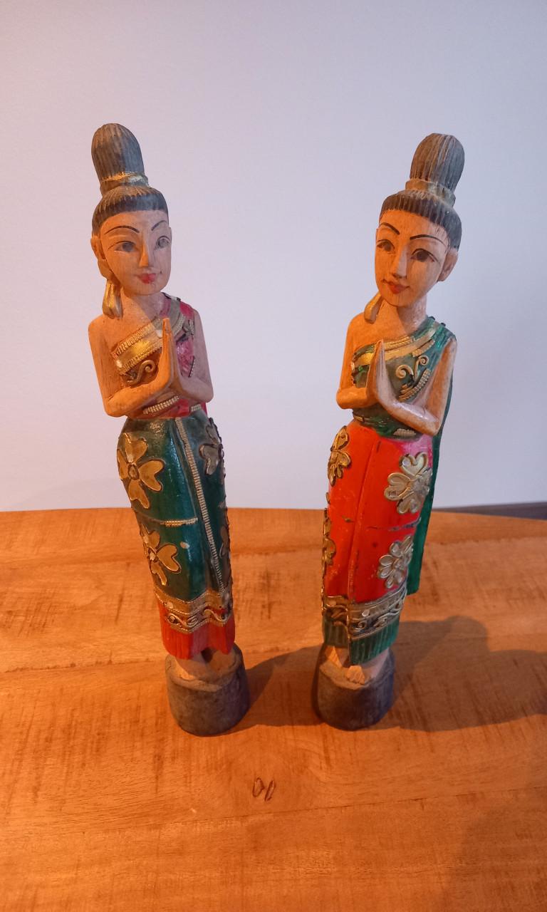 2 hout gesneden beeldjes