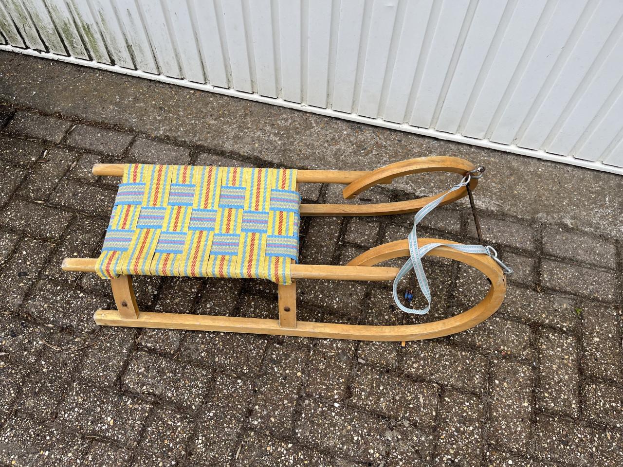 Slee van hout met gekleurde zitting