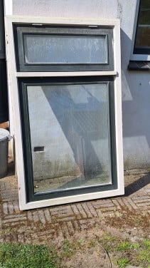 Houten 2 vaks kozijn met klepraam boven en dubbelglas