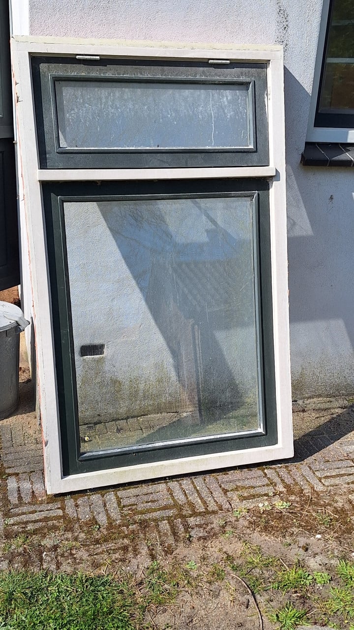Houten 2 vaks kozijn met klepraam boven en dubbelglas