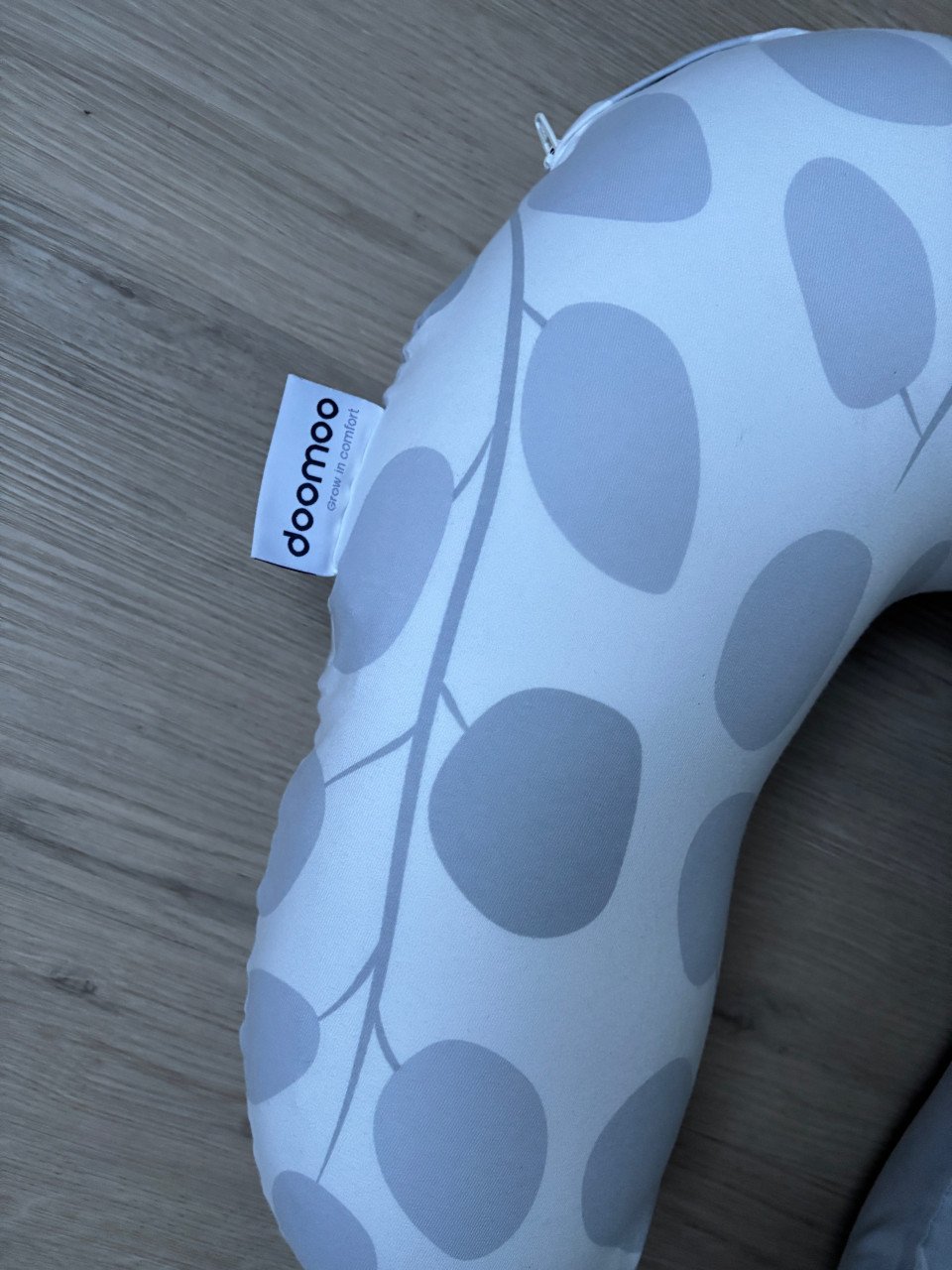 Doomoo Softy - Klein Voedingskussen - Biologisch Katoen - Leaves Grey