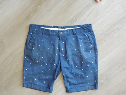 Korte broek maat 36.
