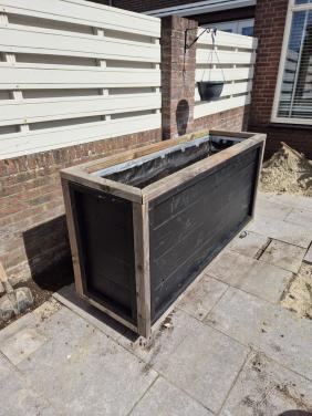 Mooie bloemen/plantenbak op wielen