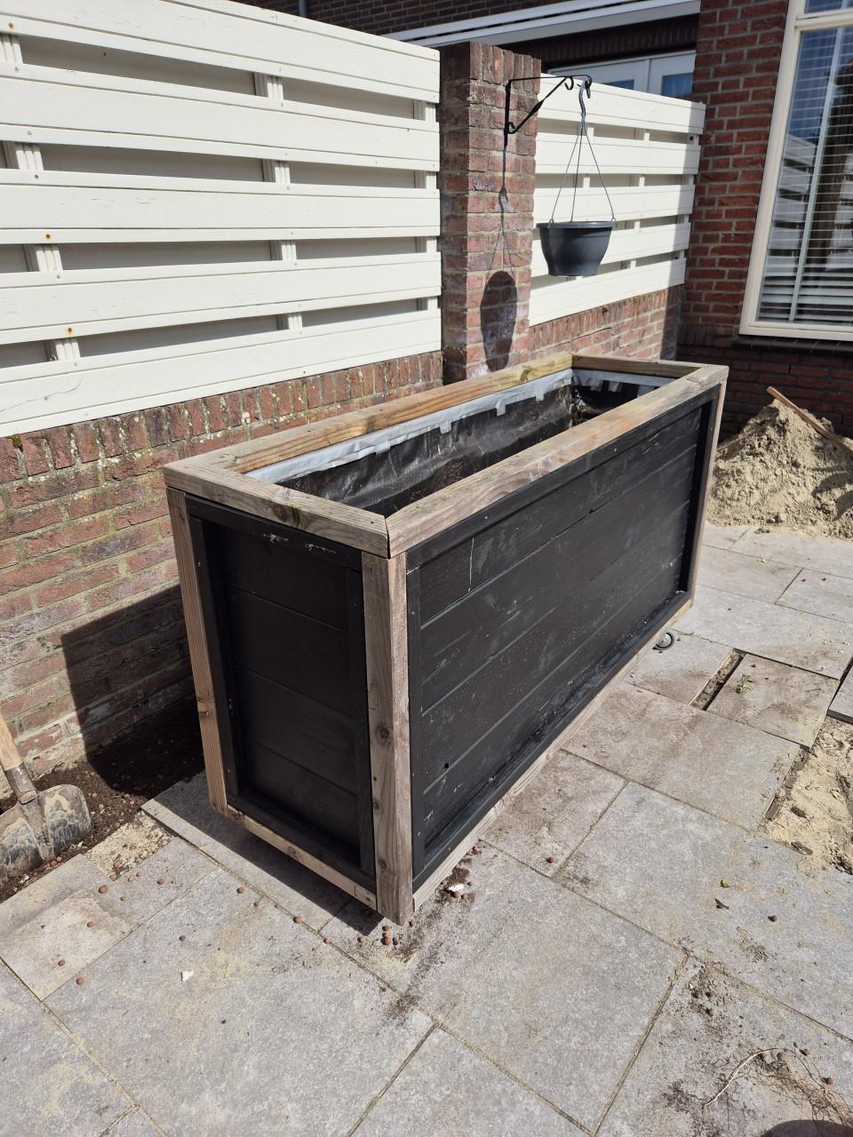 Mooie bloemen/plantenbak op wielen