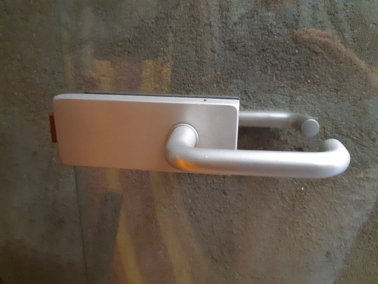 Twee hardglazen binnendeuren