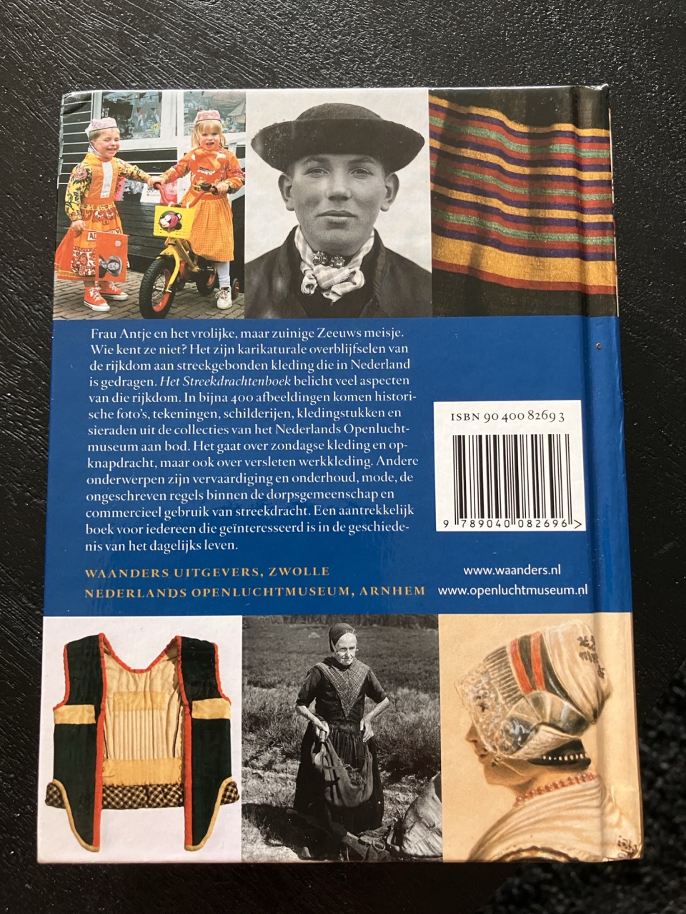 Te koop: Het streekdrachten boek - Adriana Brunsting.