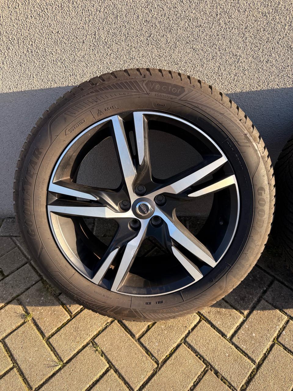 19 inch Volvo xc60 R velgen met z.g.a.n. 4seasons banden.