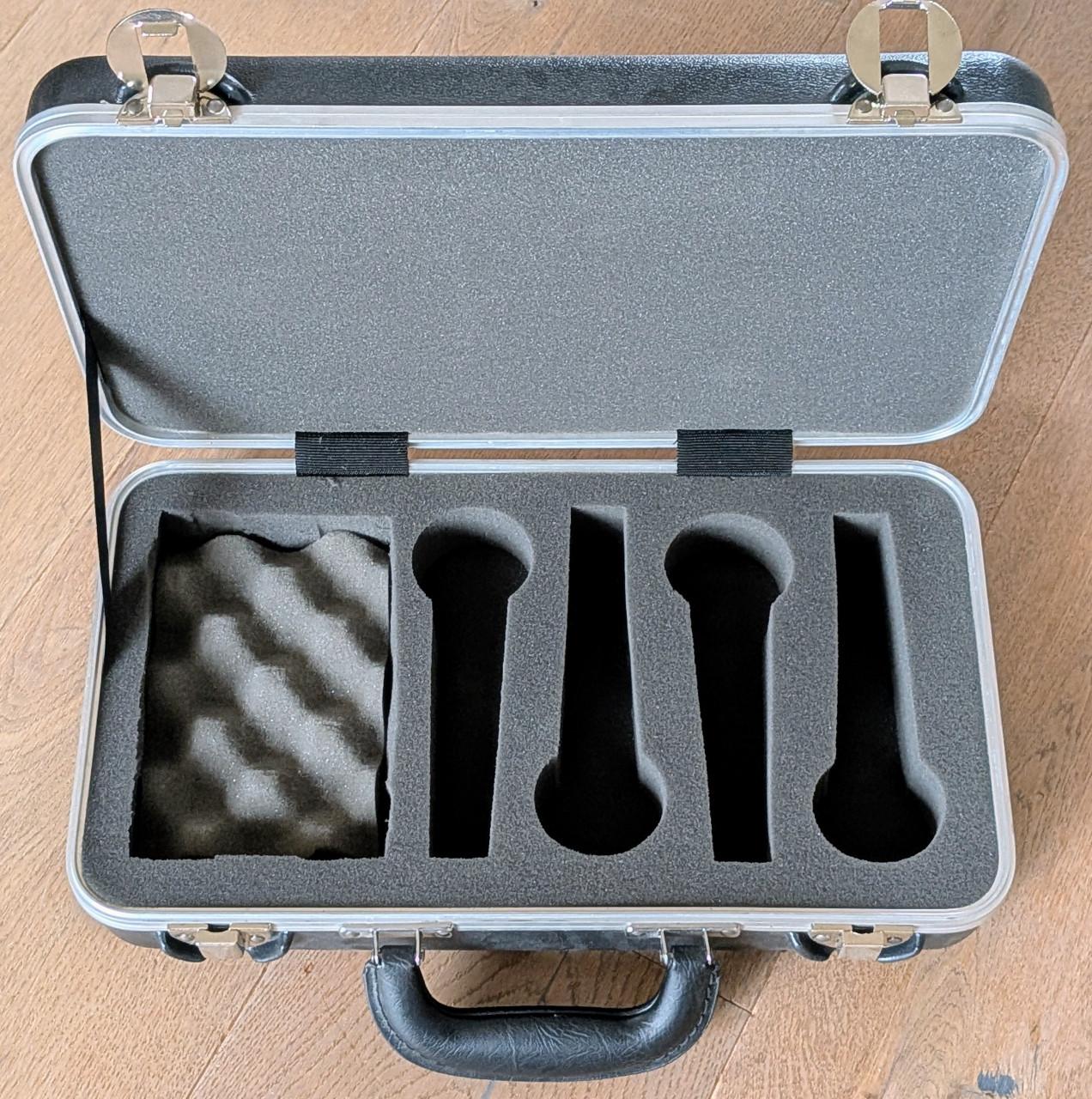 Muziek spullen:  4 micro's en 2 hard cases