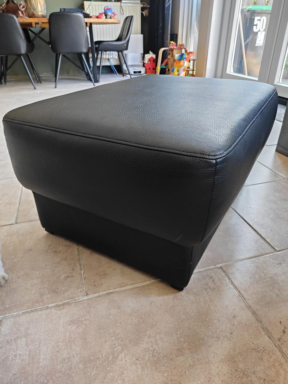 Hocker/voetenbank zwart kunstleer zgan
