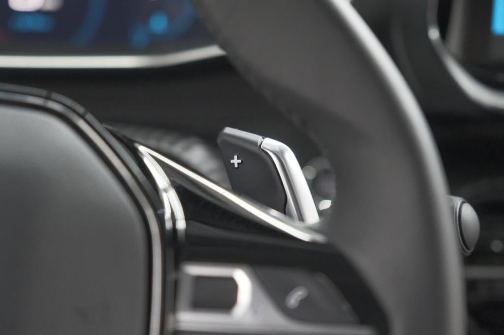 Peugeot 208 puretech 100 eat8 allure pack | camera | navigatie | apple carp
