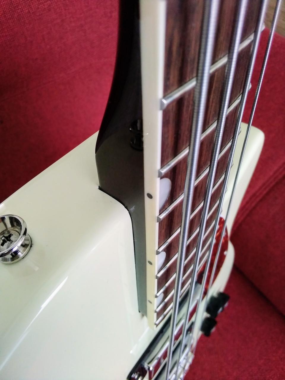 Gretsch Streamliner Jet Club Bass Vintage White z.g.a.n. 175 euro