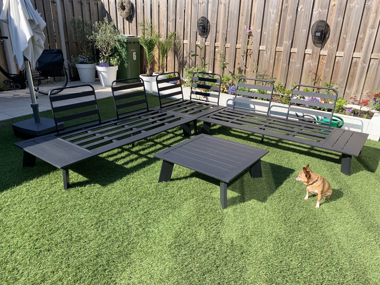 Loungeset zwart aluminium, met grijze kussens en tafel.