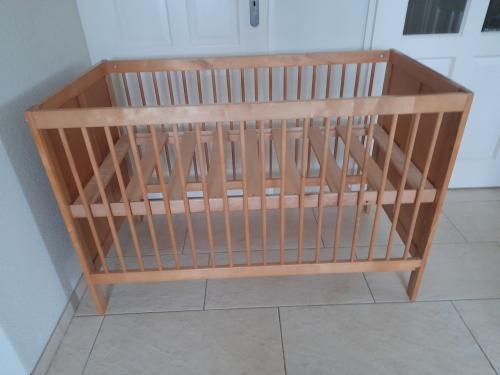 Houten ledikantje (in goede nette staat )