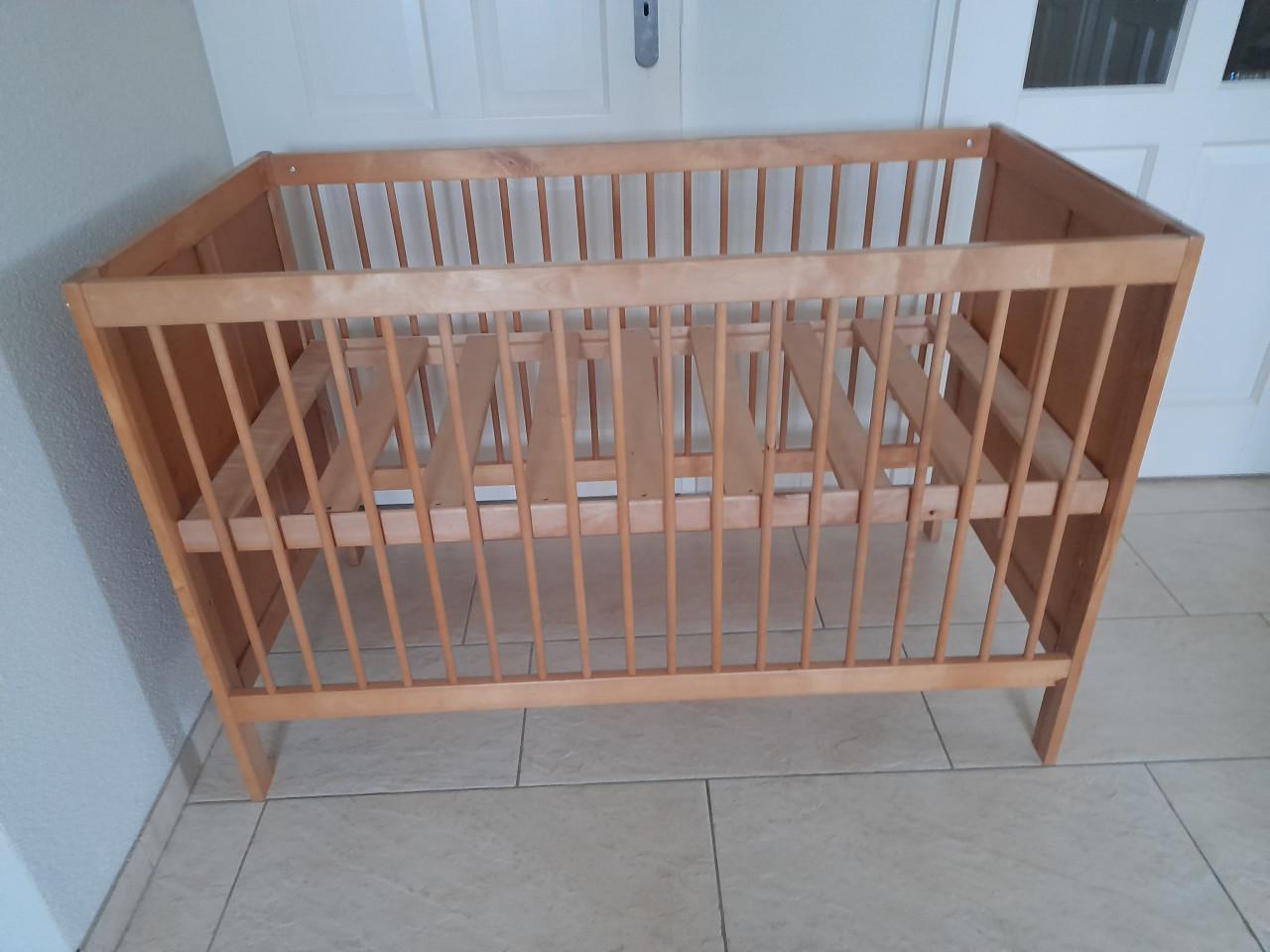 Houten ledikantje (in goede nette staat )