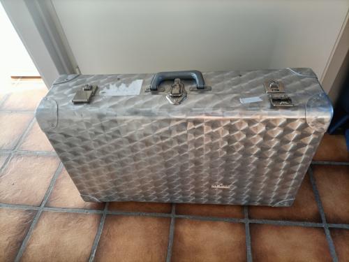 Aluminium koffer met een sleutel aanwezig. Maten Lengte 68,5 cm. Breedte 41
