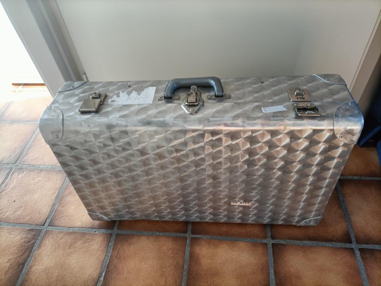 Aluminium koffer met een sleutel aanwezig. Maten Lengte 68,5 cm. Breedte 41