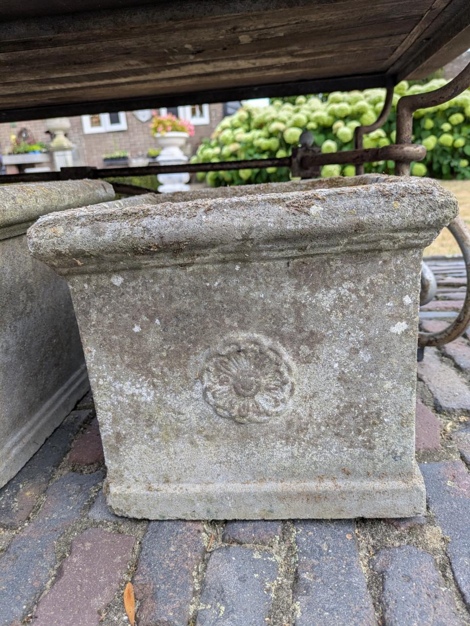 2 decoratieve oude bloempotten