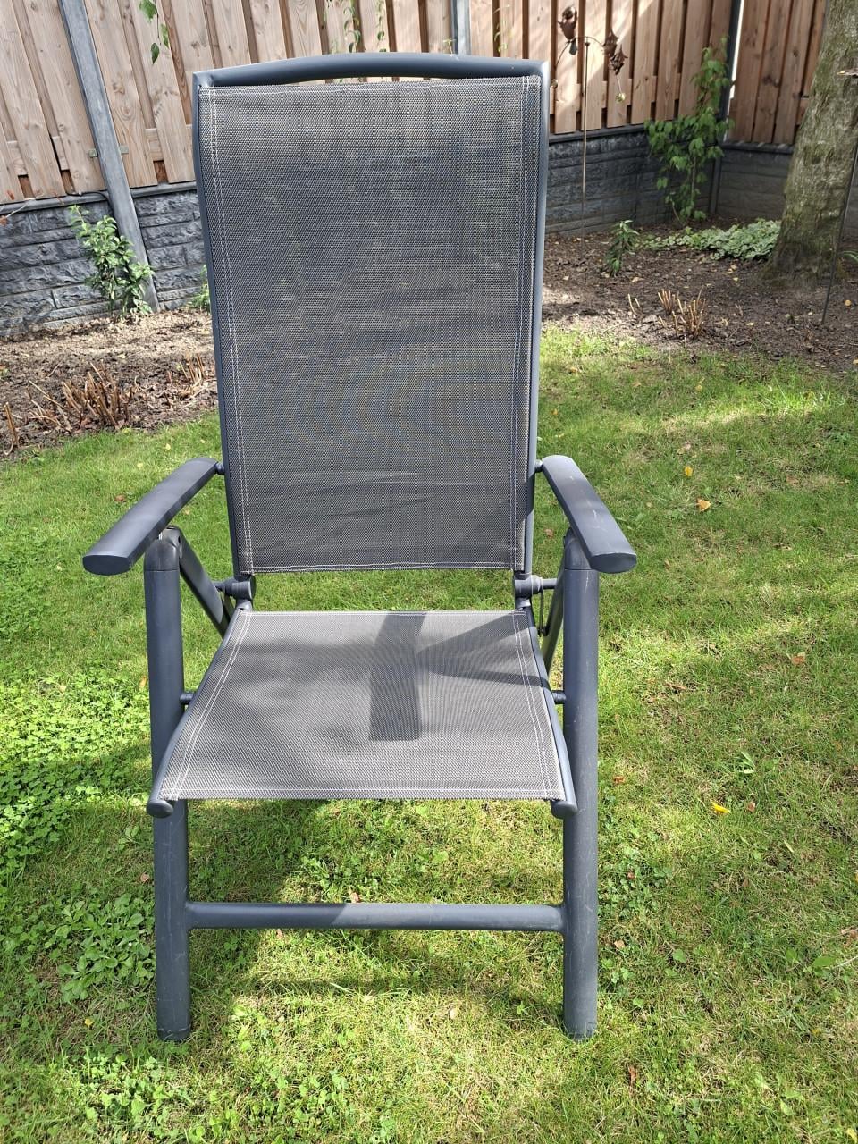 Mooie tuintafel met 6 stoelen