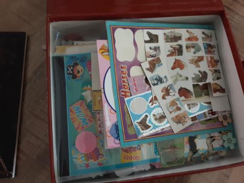Doos vol met stikkers en sieraden dood samen voor 6 euro