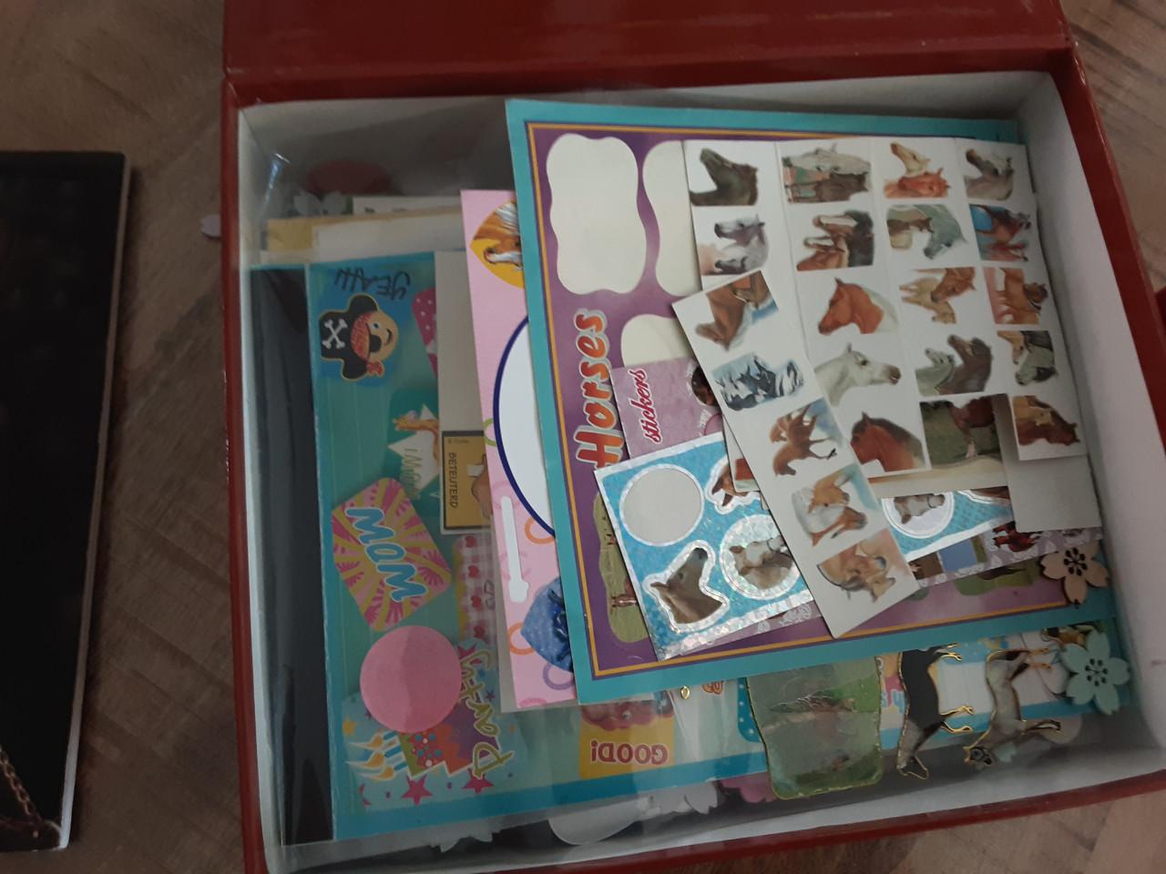 Doos vol met stikkers en sieraden dood samen voor 6 euro
