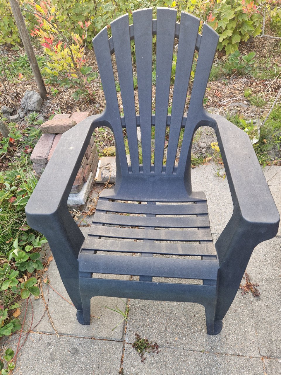 Twee antraciet kunststof lounge tuinstoelen voor 15 euro!