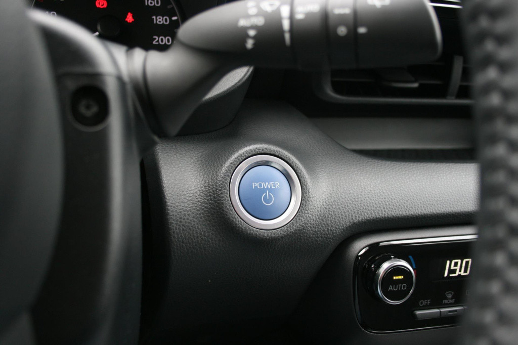 Mazda 2 Hybrid 1.5 centre-line
